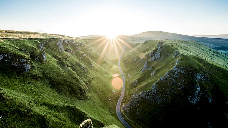Aan het einde van de zomer gaat de zon precies boven de Hope Valley onder.