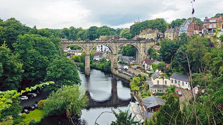 Het indrukwekkende viaduct over de rivier de Nidd.