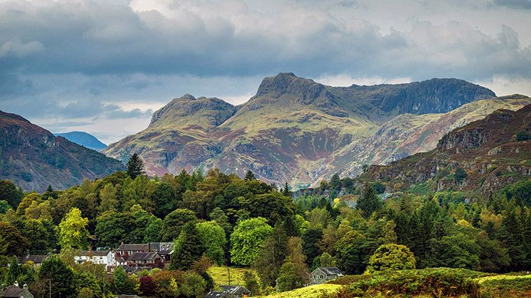 De Langdale Pikes bij het dorpje Elterwater in het Lake District.