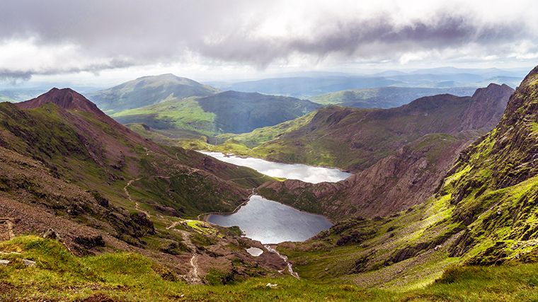Het uitzicht vanaf de Miner’s Trail naar de top van de berg Snowdon.