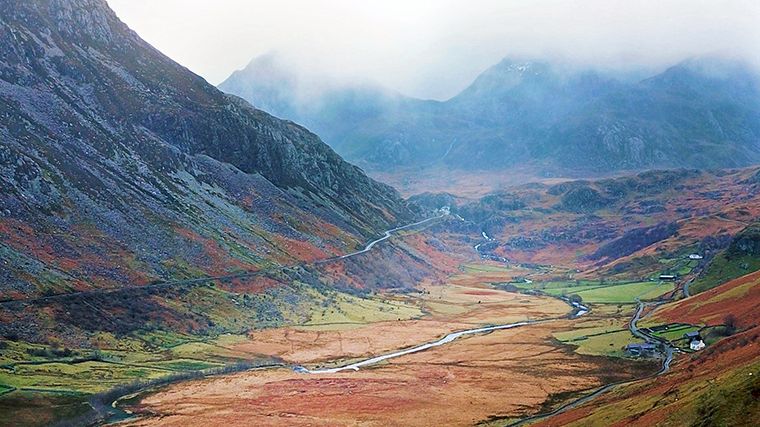 De wegen door de ontzagwekkende vallei Nant Ffrancon in Snowdonia.