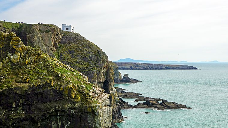 Om de ruige kust van Anglesey echt te beleven moet je af en toe de huurauto laten staan.