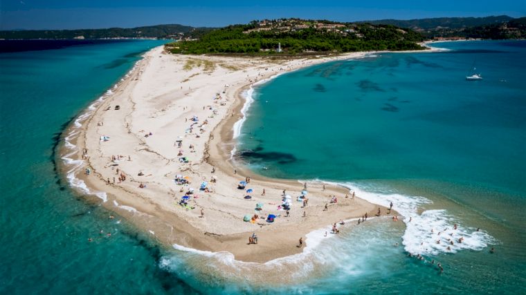 Het ver uitstekende zandstrand van Kaap Possidi aan de westkust van het schiereiland Kassandra.