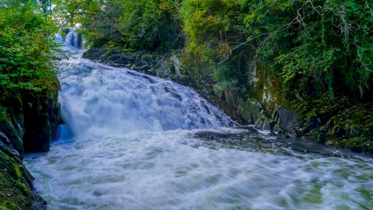 De Swallow Falls zijn watervallen en stroomversnellingen in Snowdonia National Park.