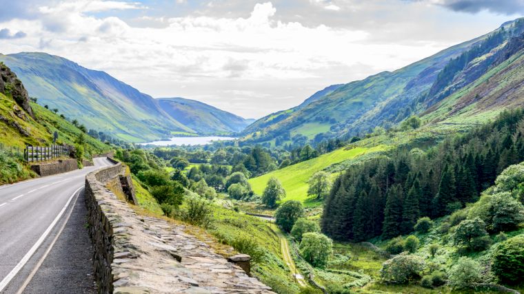 De weg naar het meer Llyyn Tegid in Snowdonia, Wales.