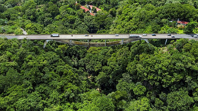 De Puente Rafael Iglesias door de groene natuur van Costa Rica.
