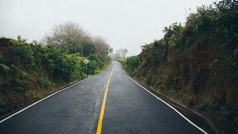 Een weg in Alajuela, Costa Rica.