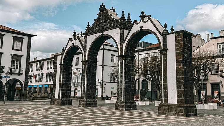 De stadspoort van Ponta Delgada op São Miguel.