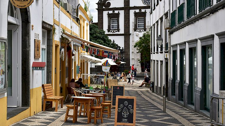 In Ponta Delgada vind je overal gezellige terrasjes.