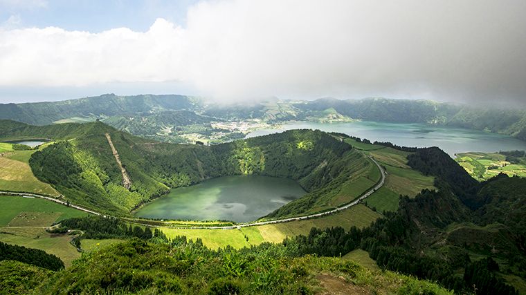 De weg langs het meer Lagoa de Santiago op São Miguel, Azoren.