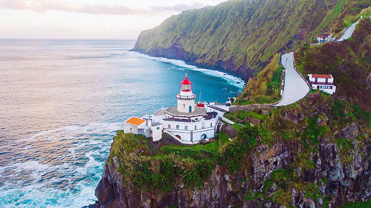 De vuurtoren Farol do Arnel aan de oostkust van São Miguel.