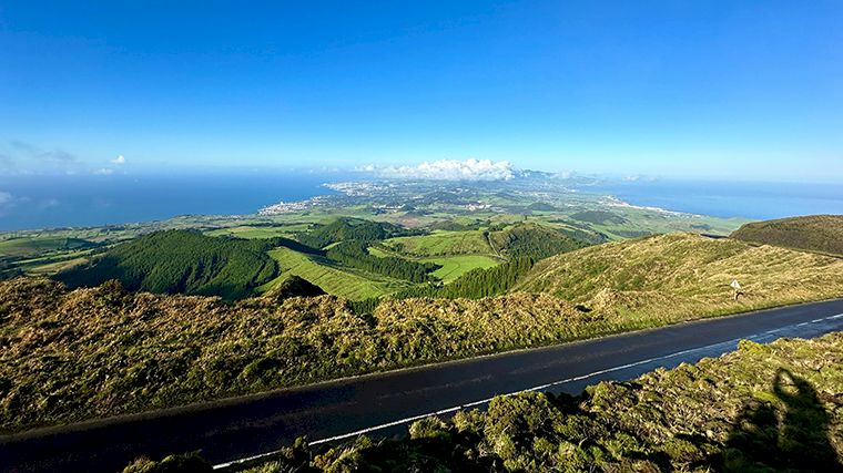 Tijdens ritjes met een huurauto op São Miguel geniet je van prachtige vergezichten.