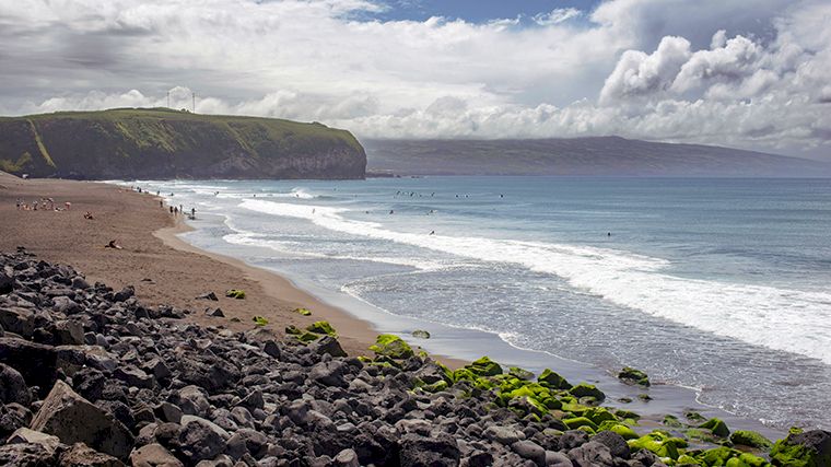 Het strand Praia do Areal de Santa Bárbara aan de noordkust.