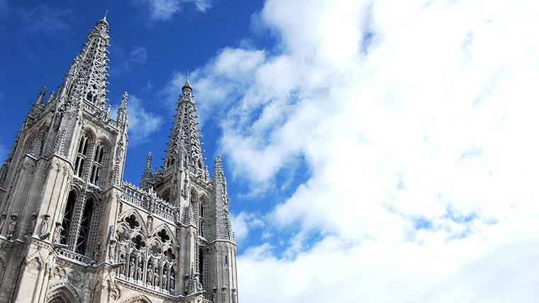De kathedraal van Burgos steekt hoog boven de stad uit.
