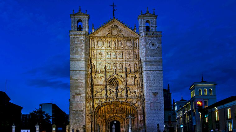 ’s Avonds worden kerken en andere gebouwen in Valladolid mooi verlicht.