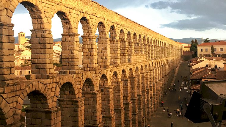 Het imponerende Romeinse aquaduct in Segovia.