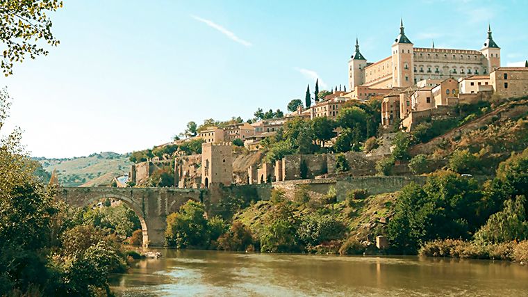 Het historische Toledo ligt hoog boven de rivier de Taag.