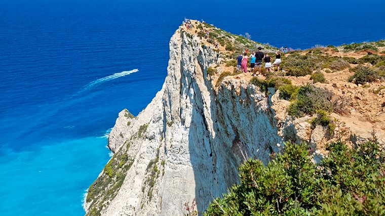Op de steile klif bij Navagio Beach ben je nooit alleen.