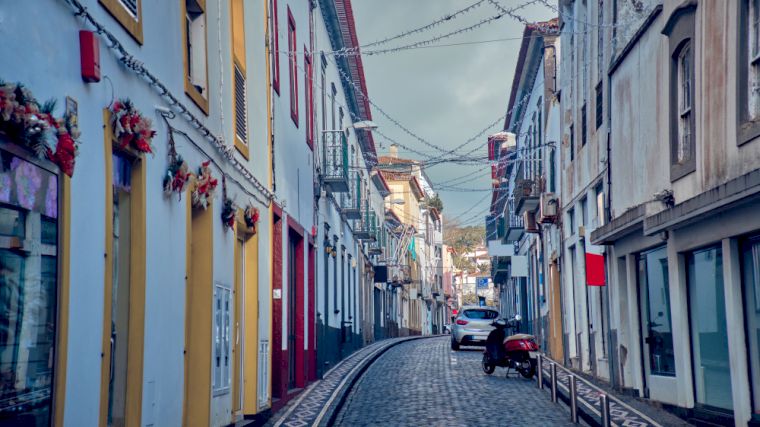 Het oude stadje Ponta Delgada kent veel nauwe straatjes.