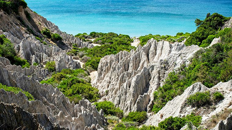 White Sandstone Mountains bij Gerakas Beach.