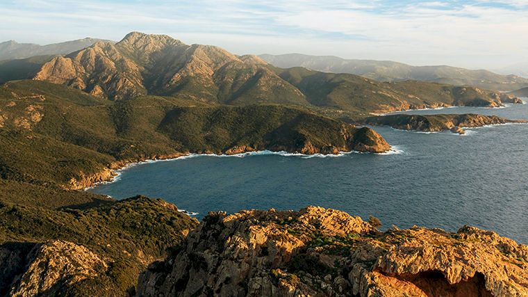 Het uitzicht vanaf de Torra di Turghju op Capu Rossu aan de westkust van Corsica.