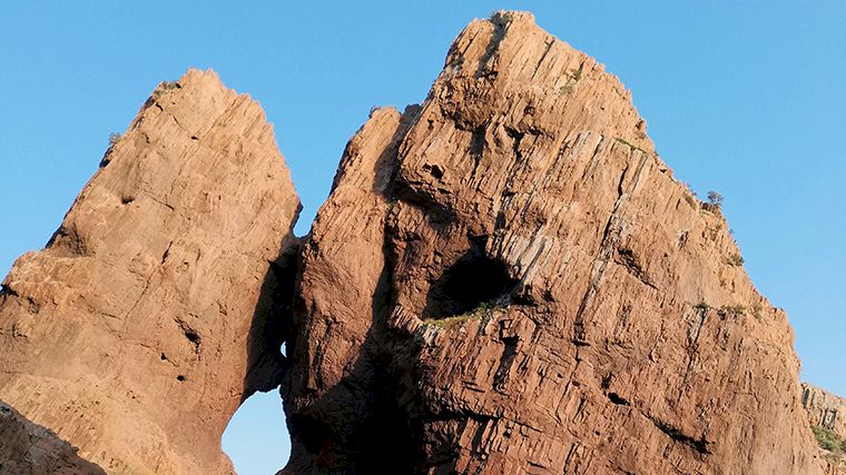Veel rotsen aan de kust van Scandola hebben bijnamen, deze heet “The French Kiss”.