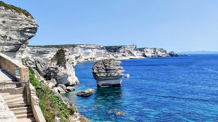 De witte rotskust bij Bonifacio, Corsica.