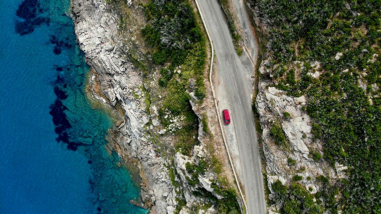 Gelukkig zijn er langs de wegen van Corsica veel inhammen waar je de huurauto kunt stilzetten om te genieten van het uitzicht.