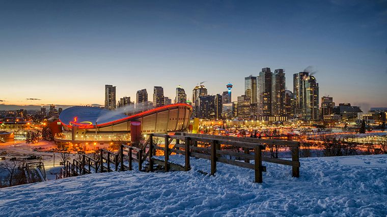 De Calgary Tower valt tegenwoordig een beetje in het niet tussen de hogere wolkenkrabbers.