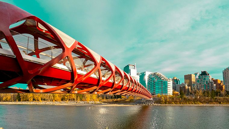 Herken je de hand van de Spaanse architect Calatrava in de Peace Bridge van Calgary?