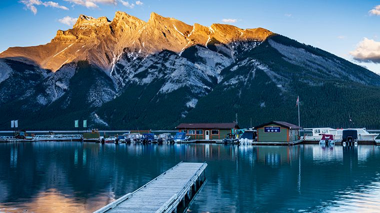 Het laatste zonlicht op de bergtoppen langs Lake Minnewanka.