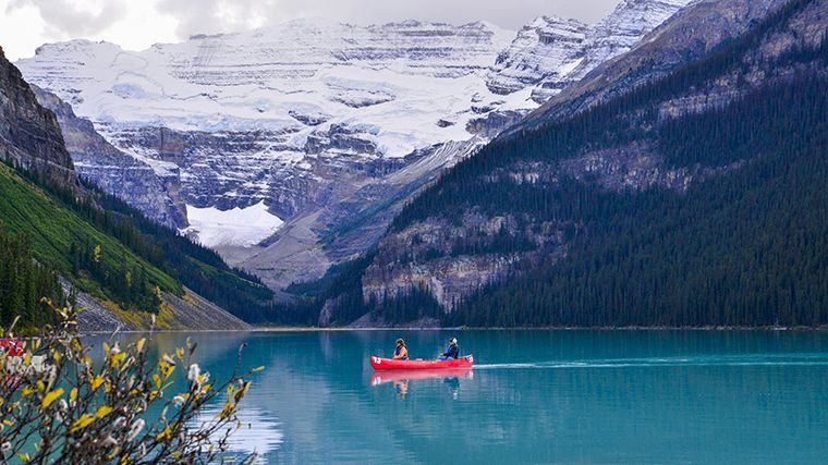 Kanoën op Lake Louise.