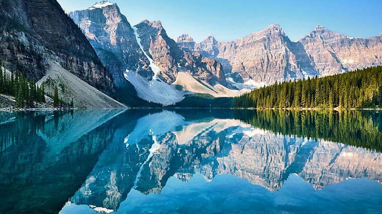Je kunt er niet met je huurauto naartoe, maar je wilt Moraine Lake niet missen.