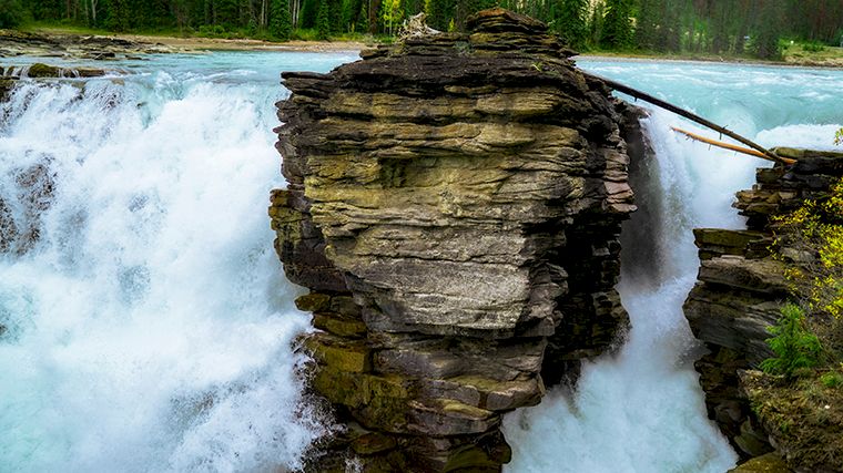 Athabasca Falls langs de Icefields Parkway in Alberta, Canada.