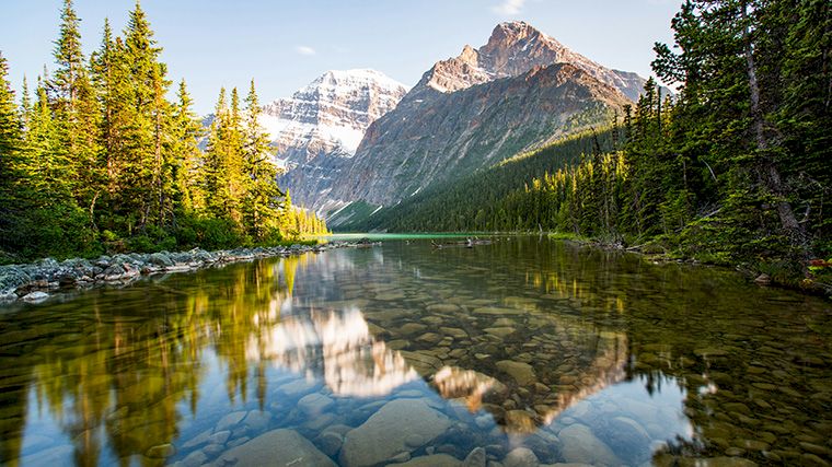 Het pad naar Mount Edith Cavell begint vanaf de weg 93A.