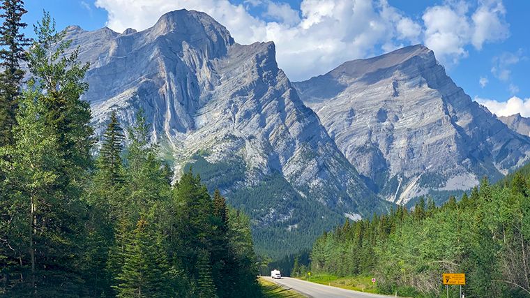 Ook vanuit de huurauto geniet je van het geweldige landschap langs Highway 40 ten westen van Calgary.