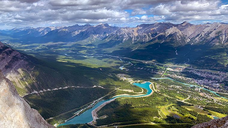De vallei van de Bow River, gezien vanuit de bergen ten zuiden van Canmore.