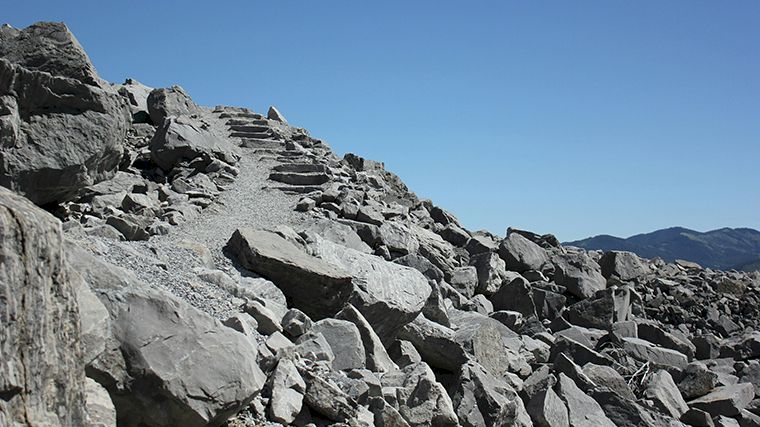 De stille getuigen van de ingestorte bergwand bij het plaatsje Frank in Alberta.