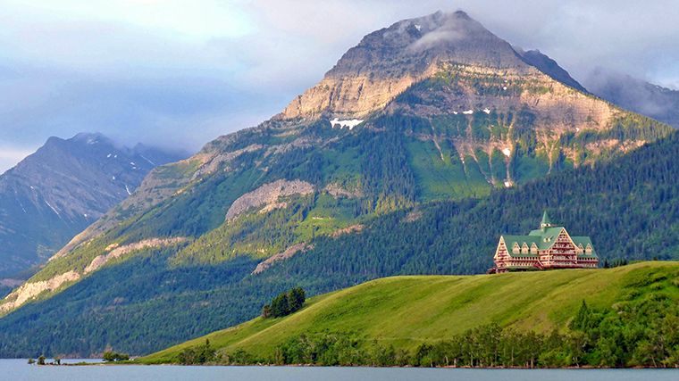Het Prince of Wales Hotel tussen de bergen van Waterton Lakes National Park.