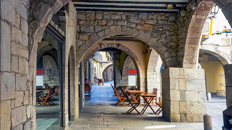 De arcades geven dankbare schaduw voor terrasjes in Girona.
