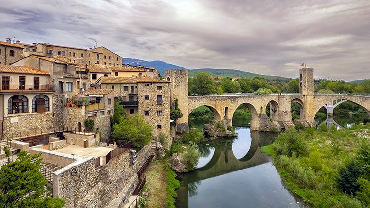 De romaanse brug uit de twaalfde eeuw bij Besalú.