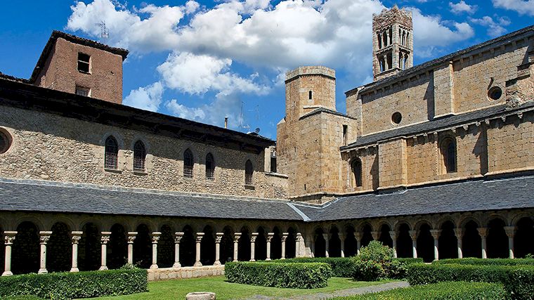 De kloostergangen rond de binnentuin van La Seu d&#8217;Urgell in Catalonië. (Foto: https://unsplash.com/@matoga)