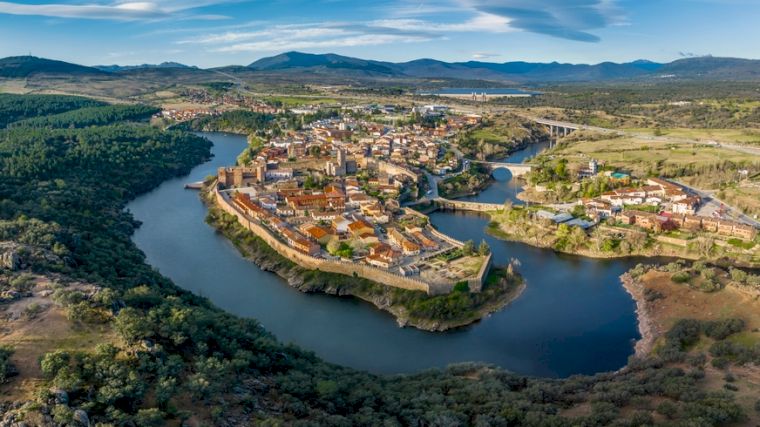 Buitrago del Lozoya is een goed bewaard gebleven historisch dorp, omringd door de Lozoya-rivier.