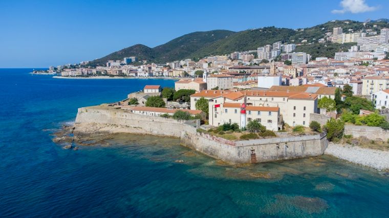 De Corsicaanse hoofdstad Ajaccio met de vestingmuren van de citadel.