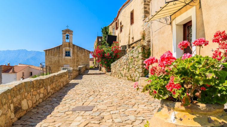 Een straatje in het pittoreske dorp Sant’Antonino op Corsica.