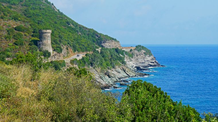 Rijd met je huurauto de prachtige weg langs de kust van Cap Corse.