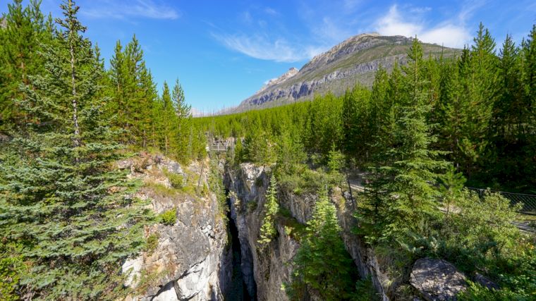 De hele smalle en diepe Marble Canyon met in de verte een bruggetje over het ravijn
