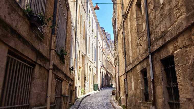 Je kunt urenlang dwalen in het historische stadshart van Bordeaux.
