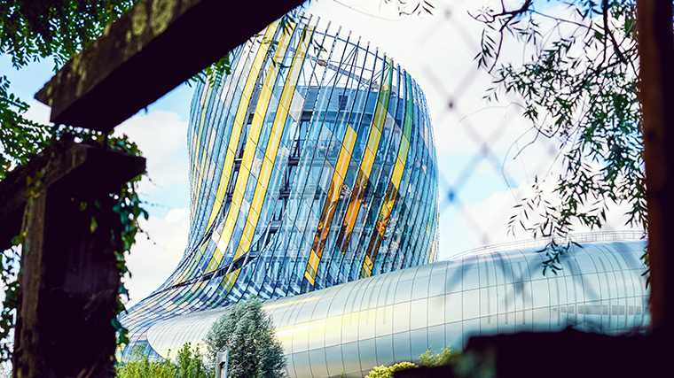 Het Cité du Vin in Bordeaux is alleen al een bezoek waard om de opvallende, moderne architectuur.