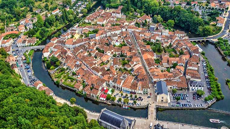 In de Périgord vind je lieflijke dorpjes als Brantôme.
